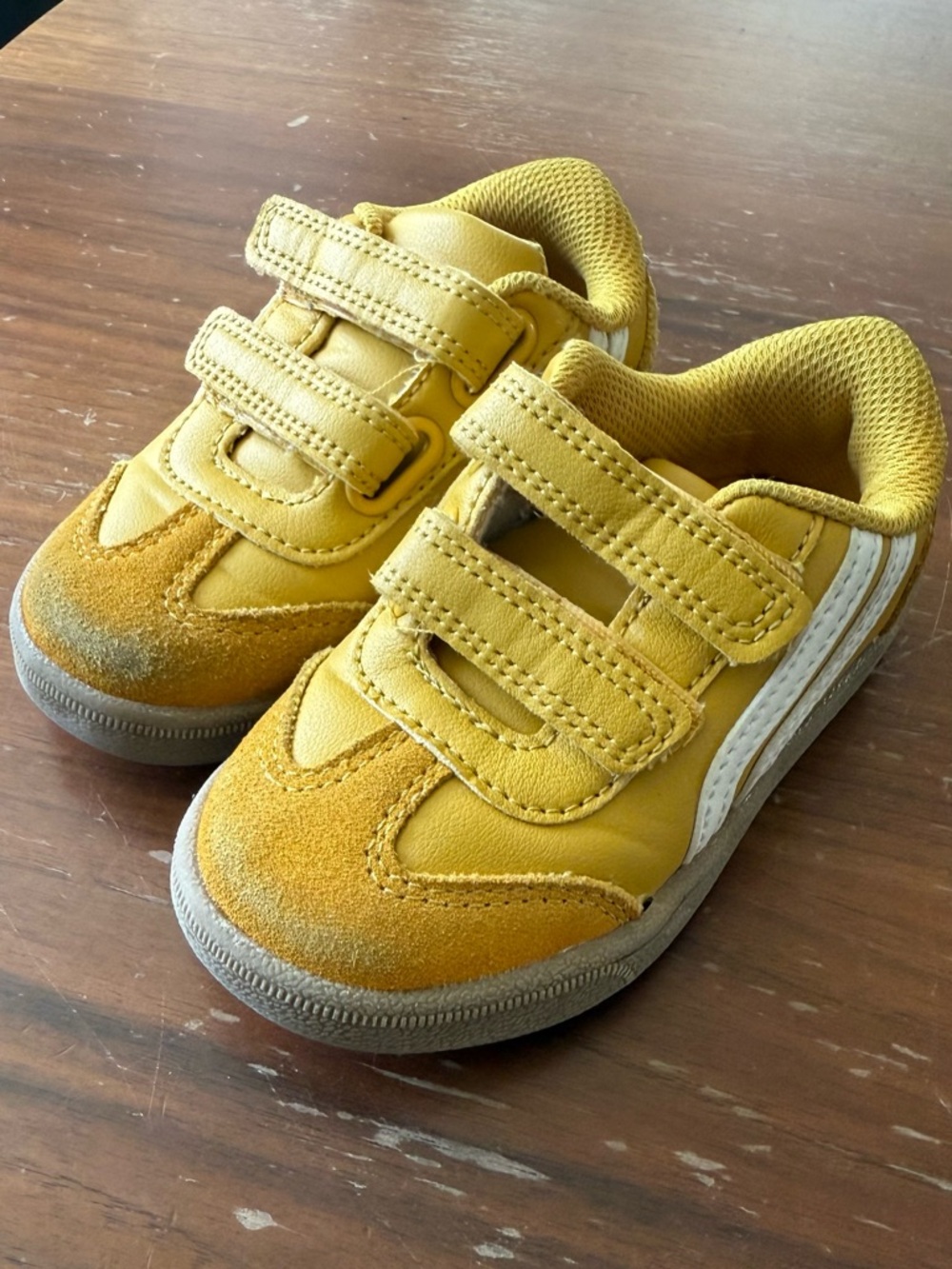 Toddler Dakota Cat & Jack Retro. Velcro closure sneakers. Size 7